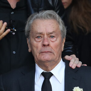 Alain Delon aux obsèques de Mireille Darc en l'église Saint-Sulpice à Paris. Le 1er septembre 2017.