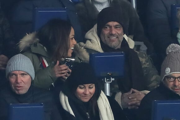 Amel Bent et son mari Patrick Antonelli (DR) dans les tribunes lors du match de Ligue 1 "PSG - OM (3-0)" au Parc des Princes à Paris, le 25 février 2018. 