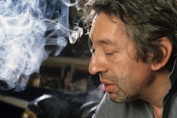 Archives -En France, à Paris, Serge Gainsbourg chez lui, dans son hotel particulier de la rue de Verneuil, posant au milieu de son bric-à-brac où il entasse des objets hétéroclites en mai 1985. © Michel Marizy via Bestimage