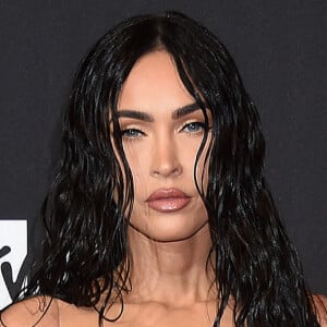 Megan Fox, habillée d'une robe transparente Mugler et chaussée en Jimmy Choo, assiste aux MTV Video Music Awards 2021. Brooklyn, New York, le 12 septembre 2021.