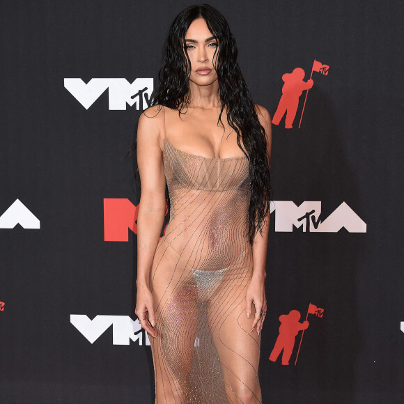 Megan Fox, habillée d'une robe transparente Mugler et chaussée en Jimmy Choo, assiste aux MTV Video Music Awards 2021. Brooklyn, New York, le 12 septembre 2021.