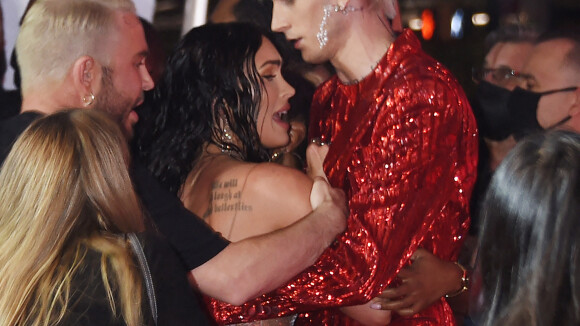 MTV VMA 2021 : Megan Fox ultrasexy et révoltée, elle esquive un coup de poing sur le tapis rouge