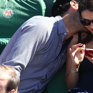 Sofia Essaïdi et son compagnon Adrien Galo dans les tribunes de Roland-Garros lors de la Coupe Davis. Le 12 septembre 2014.