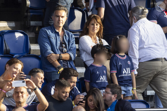 Faustine Bollaert, son mari Maxime Chattam et leurs enfants Abbie et Peter sont en tribune lors de la rencontre de football Paris Saint Germain PSG contre Clermont (4-0) au Parc des Princes à Paris.
