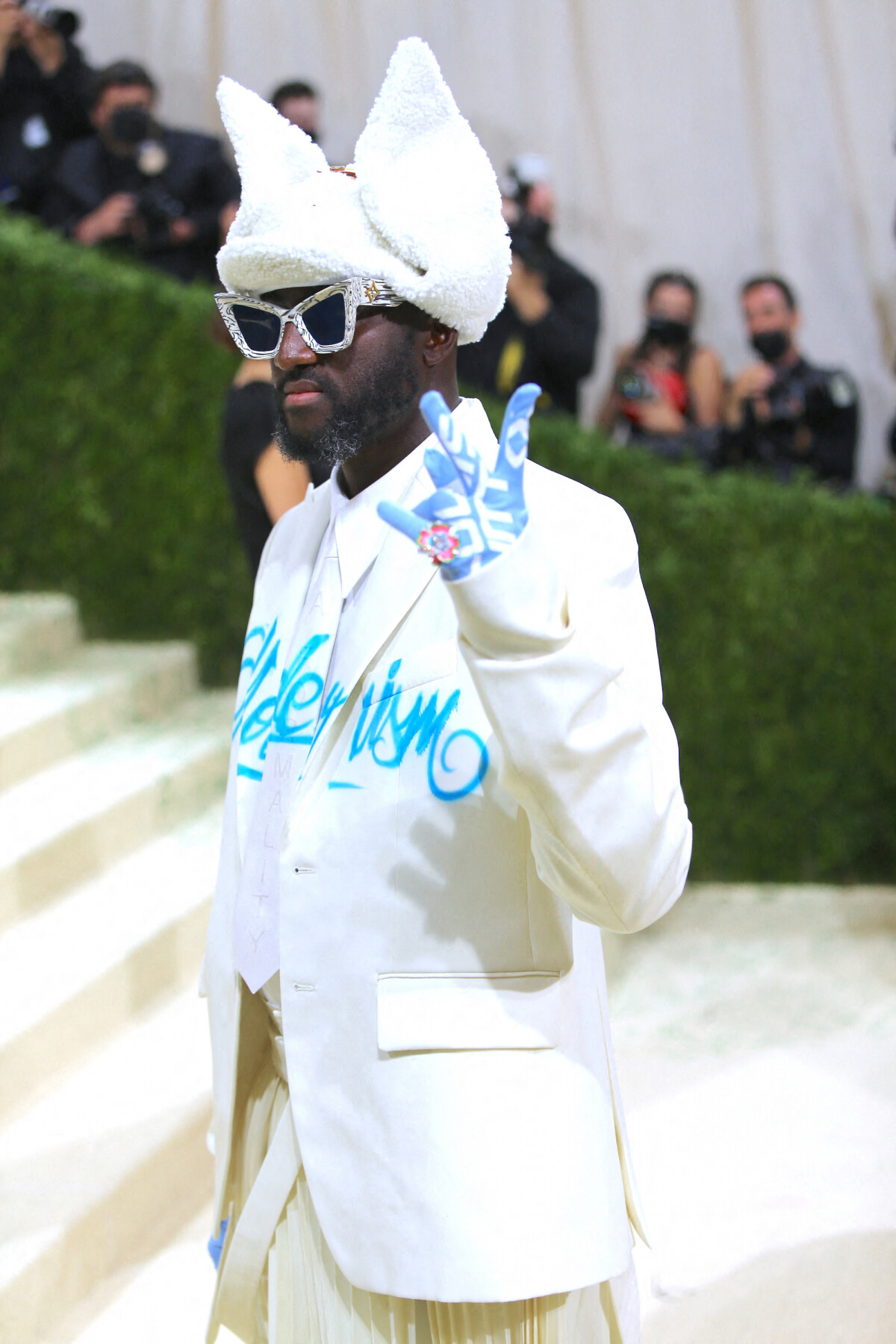 See Virgil Abloh preview a new Louis Vuitton suit at the Met Gala – HERO