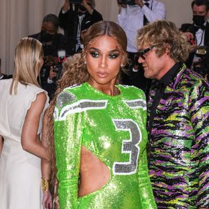 Ciara (en robe Dundas) assiste au Met Gala consacré à l'exposition "Celebrating In America: A Lexicon Of Fashion" au Metropolitan Museum of Art. New York.