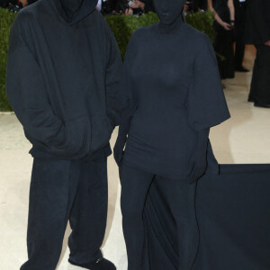 Demna Gvasalia et Kim Kardashian assistent au Met Gala 2021 consacré à l'exposition "Celebrating In America: A Lexicon Of Fashion" au Metropolitan Museum of Art. New York, le 13 septembre 2021.