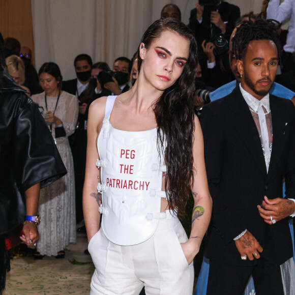 Cara Delevingne assiste au Met Gala 2021 consacré à l'exposition "Celebrating In America: A Lexicon Of Fashion" au Metropolitan Museum of Art. New York, le 13 septembre 2021.