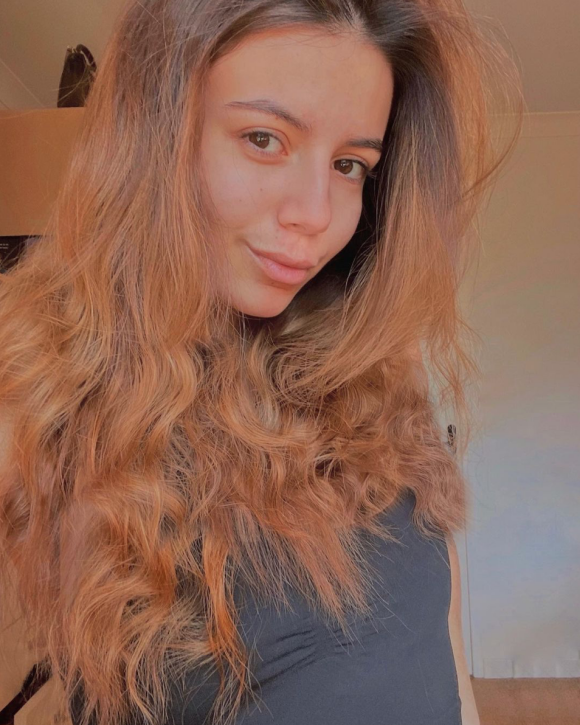 Annily Chatelain, la fille d'Alizée et Jérémy Chatelain, avec ses cheveux bruns naturels. Mars 2021.