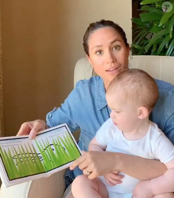 Meghan Markle, duchesse de Sussex, lit l'histoire "Duck ! Rabbit ! " à son fils Archie à l'occasion de son 1er anniversaire pour le compte Instagram de l'ONG "Save The Children", depuis Los Angeles.