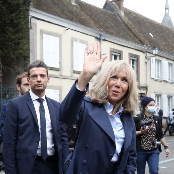 La première dame Brigitte Macron lors d'une rencontre avec les habitants de Illiers-Combray en Eure-et-Loir après la visite du Musée Marcel Proust - Maison de Tante Léonie le 15 septembre 2021. © Stéphane Lemouton / Bestimage 