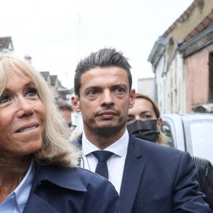 La première dame Brigitte Macron lors d'une rencontre avec les habitants de Illiers-Combray en Eure-et-Loir après la visite du Musée Marcel Proust - Maison de Tante Léonie le 15 septembre 2021. © Stéphane Lemouton / Bestimage 