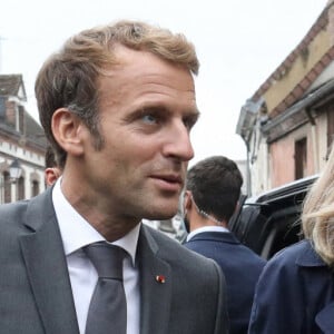 Le président Emmanuel Macron et la première dame Brigitte Macron lors d'une rencontre avec les habitants de Illiers-Combray en Eure-et-Loir après la visite du Musée Marcel Proust - Maison de Tante Léonie le 15 septembre 2021. © Stéphane Lemouton / Bestimage 