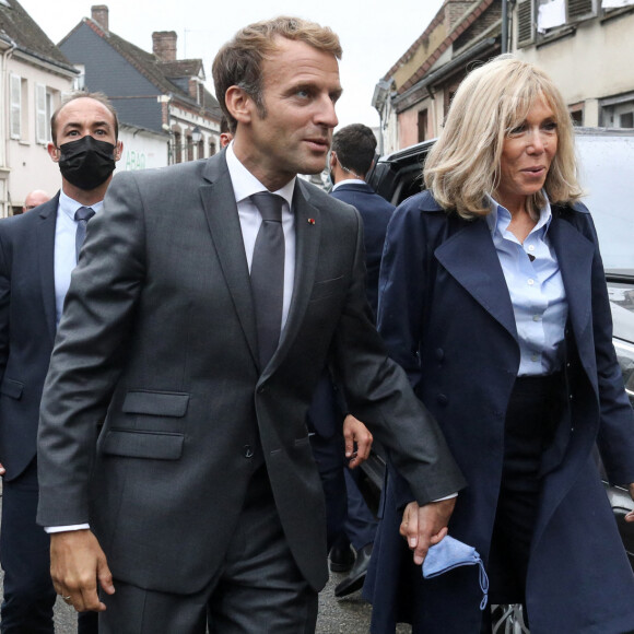 Le président Emmanuel Macron et la première dame Brigitte Macron lors d'une rencontre avec les habitants de Illiers-Combray en Eure-et-Loir après la visite du Musée Marcel Proust - Maison de Tante Léonie le 15 septembre 2021. © Stéphane Lemouton / Bestimage 