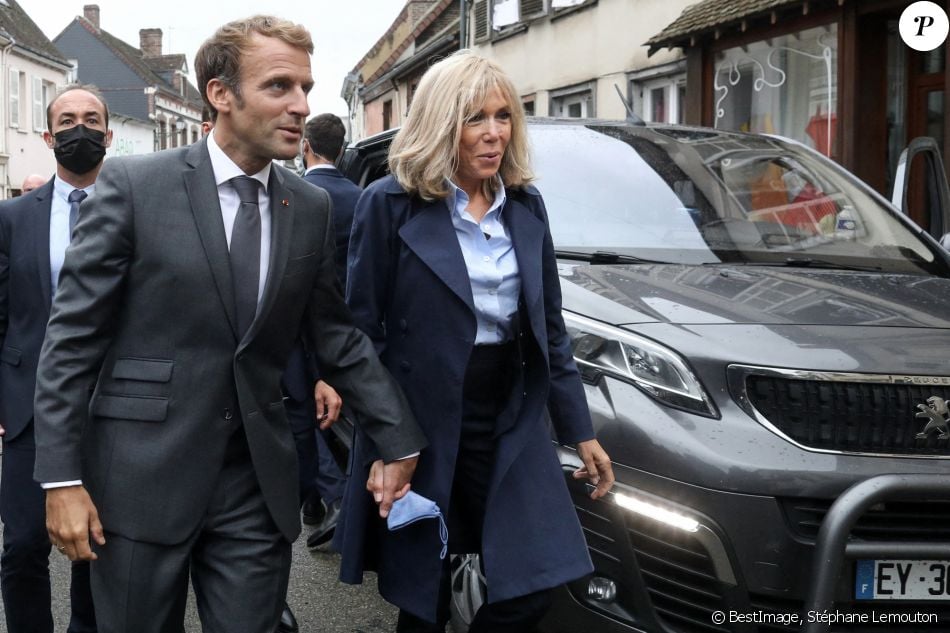 Le Président Emmanuel Macron Et La Première Dame Brigitte Macron Lors D ...