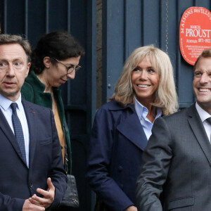 Stéphane Bern, Brigitte Macron, le président Emmanuel Macron lors d'une rencontre avec les habitants de Illiers-Combray en Eure-et-Loir après la visite du Musée Marcel Proust - Maison de Tante Léonie © Stéphane Lemouton / Bestimage 