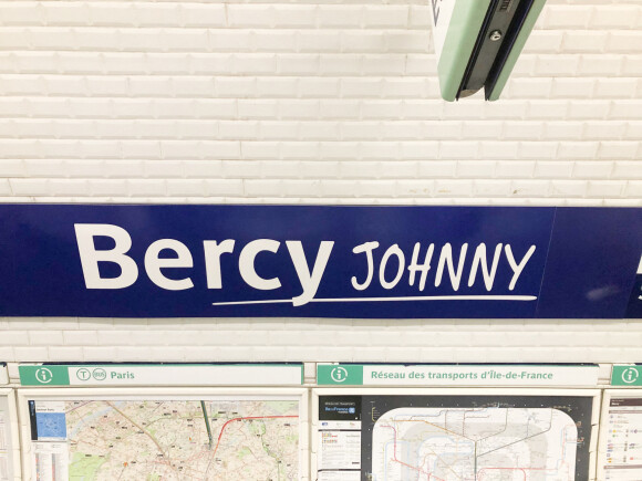 La station de métro "Bercy" à Paris a été, le temps d'une soirée, renommée "Bercy Johnny", à l'occasion du concert hommage à Johnny Hallyday "Que je t'aime" à l'AccorHotels Arena Paris Bercy à Paris. Le 14 septembre 2021 © Céline Bonnarde / Bestimage