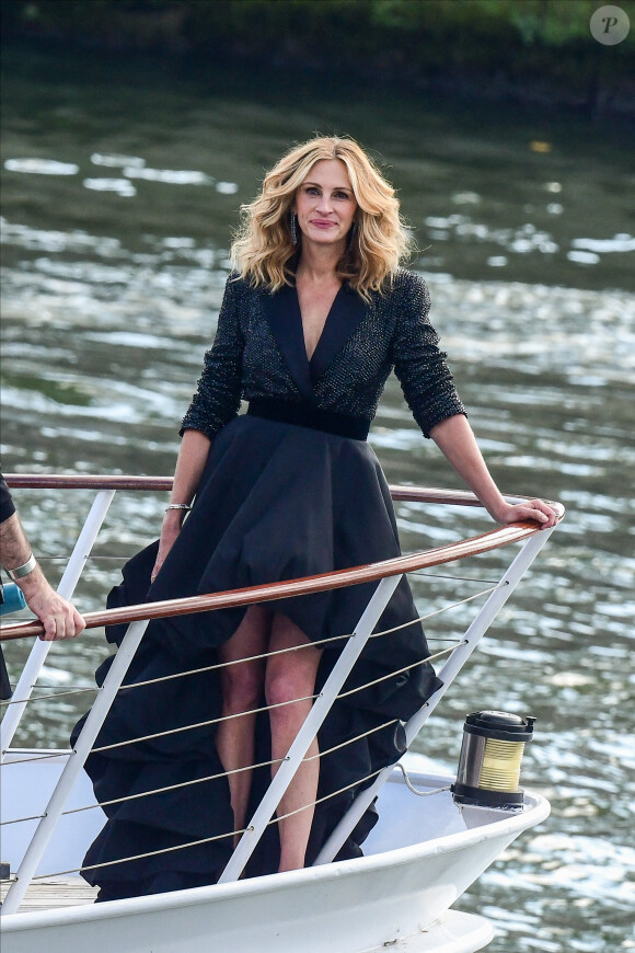 L'actrice américaine Julia Roberts sur le tournage d'une publicité pour Lancôme sur la péniche Cachemire sur la Seine à Paris, France, le 17 septembre 2021.