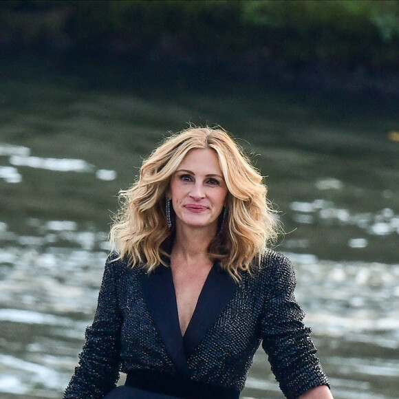 L'actrice américaine Julia Roberts sur le tournage d'une publicité pour Lancôme sur la péniche Cachemire sur la Seine à Paris, France, le 17 septembre 2021.