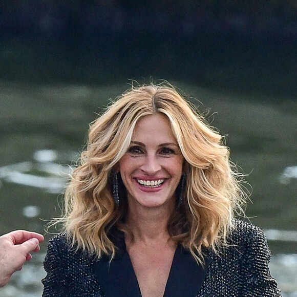 L'actrice américaine Julia Roberts sur le tournage d'une publicité pour Lancôme sur la péniche Cachemire sur la Seine à Paris, France, le 17 septembre 2021.