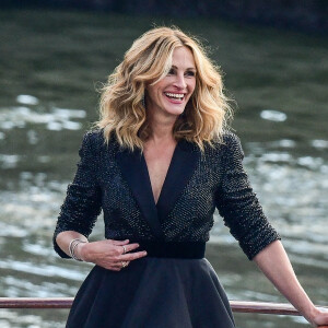 L'actrice américaine Julia Roberts sur le tournage d'une publicité pour Lancôme sur la péniche Cachemire sur la Seine à Paris.