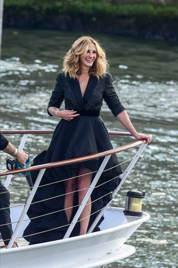 L'actrice américaine Julia Roberts sur le tournage d'une publicité pour Lancôme sur la péniche Cachemire sur la Seine à Paris.