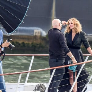 L'actrice américaine Julia Roberts sur le tournage d'une publicité pour Lancôme sur la péniche Cachemire sur la Seine à Paris, France, le 17 septembre 2021.