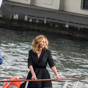 L'actrice américaine Julia Roberts sur le tournage d'une publicité pour Lancôme sur la péniche Cachemire sur la Seine à Paris, France, le 17 septembre 2021.