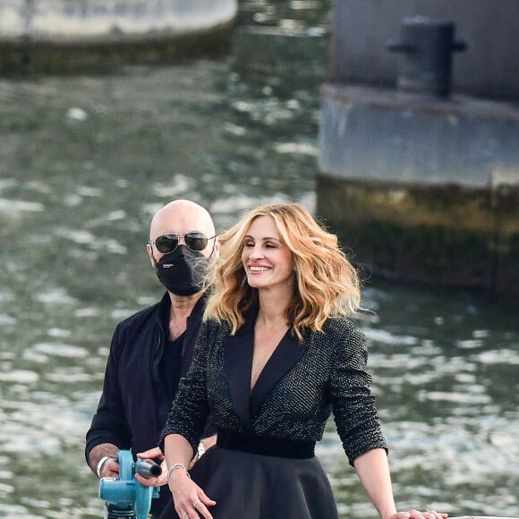 L'actrice américaine Julia Roberts sur le tournage d'une publicité pour Lancôme sur la péniche Cachemire sur la Seine à Paris, France, le 17 septembre 2021.