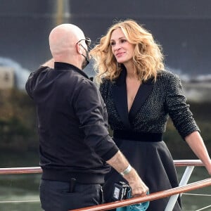 L'actrice américaine Julia Roberts sur le tournage d'une publicité pour Lancôme sur la péniche Cachemire sur la Seine à Paris, France, le 17 septembre 2021.