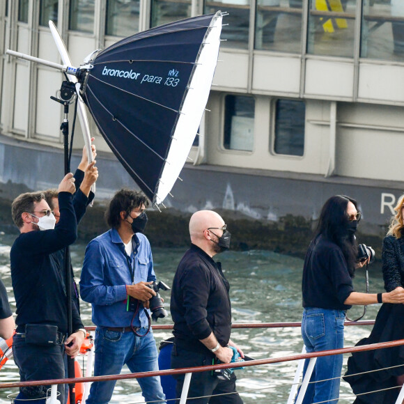 L'actrice américaine Julia Roberts sur le tournage d'une publicité pour Lancôme sur la péniche Cachemire sur la Seine à Paris, France, le 17 septembre 2021.