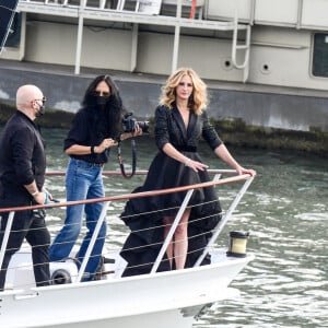 L'actrice américaine Julia Roberts sur le tournage d'une publicité pour Lancôme sur la péniche Cachemire sur la Seine à Paris, France, le 17 septembre 2021.