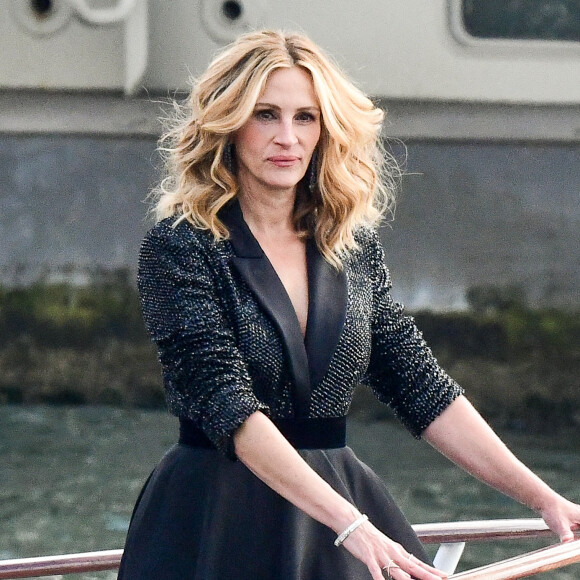 L'actrice américaine Julia Roberts sur le tournage d'une publicité pour Lancôme sur la péniche Cachemire sur la Seine à Paris, France, le 17 septembre 2021.
