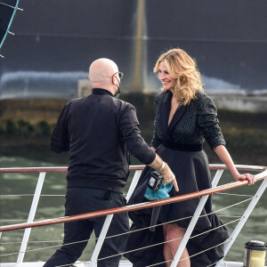 L'actrice américaine Julia Roberts sur le tournage d'une publicité pour Lancôme sur la péniche Cachemire sur la Seine à Paris, France, le 17 septembre 2021. 