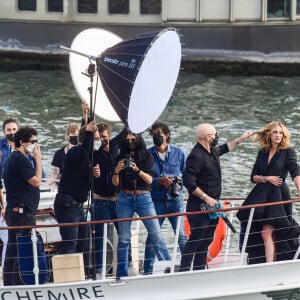 L'actrice américaine Julia Roberts sur le tournage d'une publicité pour Lancôme sur la péniche Cachemire sur la Seine à Paris, France, le 17 septembre 2021. 