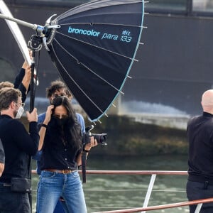 L'actrice américaine Julia Roberts sur le tournage d'une publicité pour Lancôme sur la péniche Cachemire sur la Seine à Paris, France, le 17 septembre 2021. 