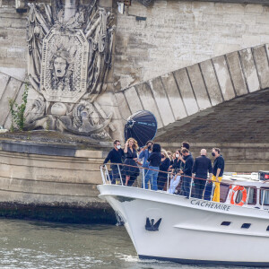 L'actrice américaine Julia Roberts sur le tournage d'une publicité pour Lancôme sur la péniche Cachemire sur la Seine à Paris, France, le 17 septembre 2021. 
