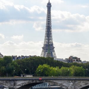 L'actrice américaine Julia Roberts sur le tournage d'une publicité pour Lancôme sur la péniche Cachemire sur la Seine à Paris, France, le 17 septembre 2021. 