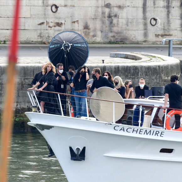 L'actrice américaine Julia Roberts sur le tournage d'une publicité pour Lancôme sur la péniche Cachemire sur la Seine à Paris, France, le 17 septembre 2021. 