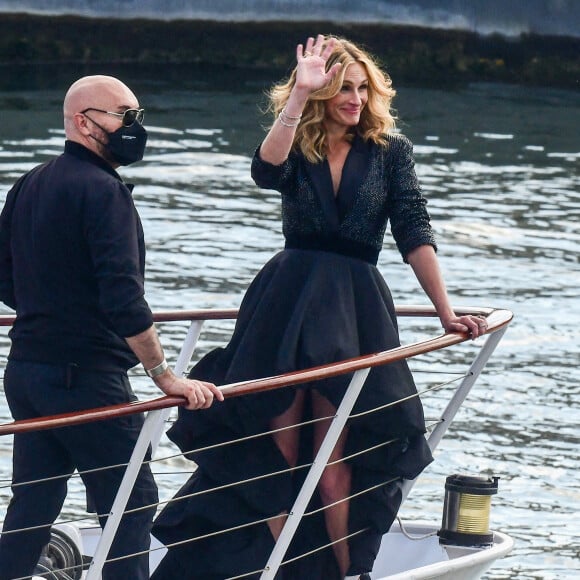 L'actrice américaine Julia Roberts sur le tournage d'une publicité pour Lancôme sur la péniche Cachemire sur la Seine à Paris, France, le 17 septembre 2021. 