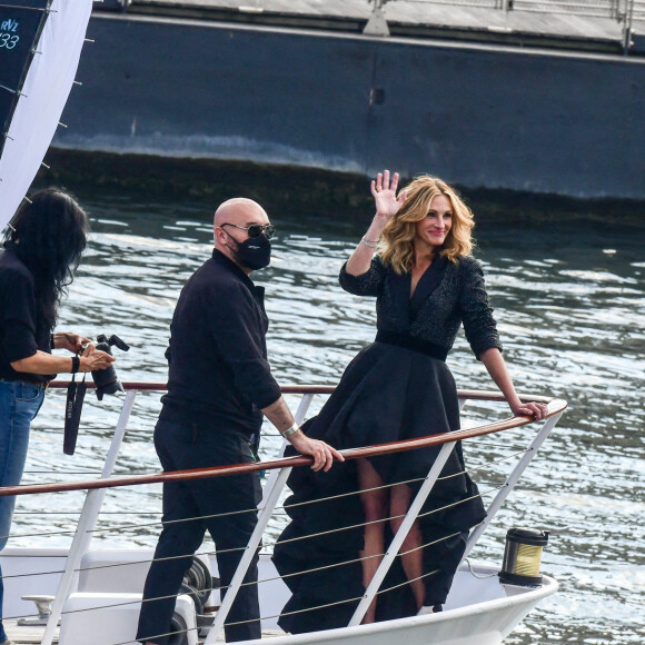 L'actrice américaine Julia Roberts sur le tournage d'une publicité pour Lancôme sur la péniche Cachemire sur la Seine à Paris, France, le 17 septembre 2021. 