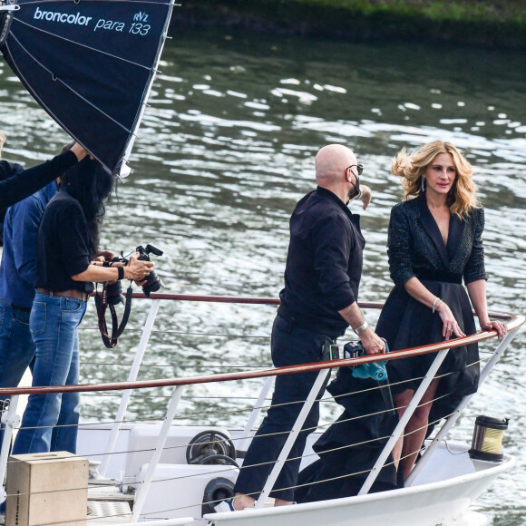 L'actrice américaine Julia Roberts sur le tournage d'une publicité pour Lancôme sur la péniche Cachemire sur la Seine à Paris, France, le 17 septembre 2021. 