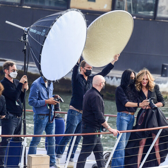 L'actrice américaine Julia Roberts sur le tournage d'une publicité pour Lancôme sur la péniche Cachemire sur la Seine à Paris, France, le 17 septembre 2021. 