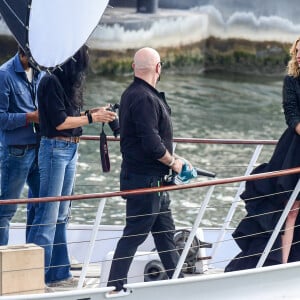 L'actrice américaine Julia Roberts sur le tournage d'une publicité pour Lancôme sur la péniche Cachemire sur la Seine à Paris, France, le 17 septembre 2021. 