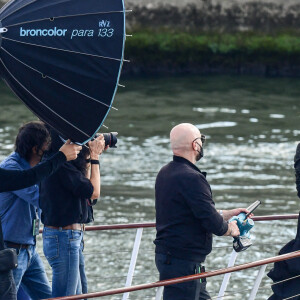 L'actrice américaine Julia Roberts sur le tournage d'une publicité pour Lancôme sur la péniche Cachemire sur la Seine à Paris, France, le 17 septembre 2021. 