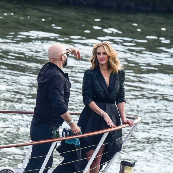 L'actrice américaine Julia Roberts sur le tournage d'une publicité pour Lancôme sur la péniche Cachemire sur la Seine à Paris, France, le 17 septembre 2021. 