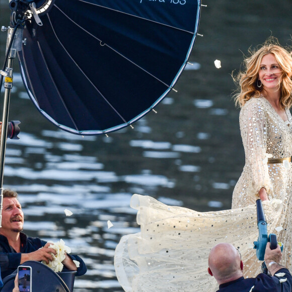 L'actrice américaine Julia Roberts sur le tournage d'une publicité pour Lancôme sur la péniche Cachemire sur la Seine à Paris, France, le 17 septembre 2021. 