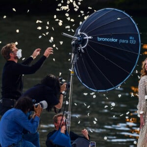 L'actrice américaine Julia Roberts sur le tournage d'une publicité pour Lancôme sur la péniche Cachemire sur la Seine à Paris, France, le 17 septembre 2021. 