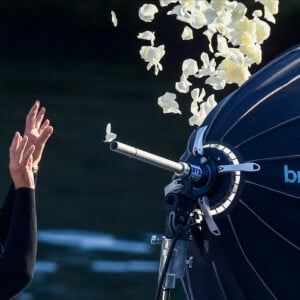 L'actrice américaine Julia Roberts sur le tournage d'une publicité pour Lancôme sur la péniche Cachemire sur la Seine à Paris, France, le 17 septembre 2021. 