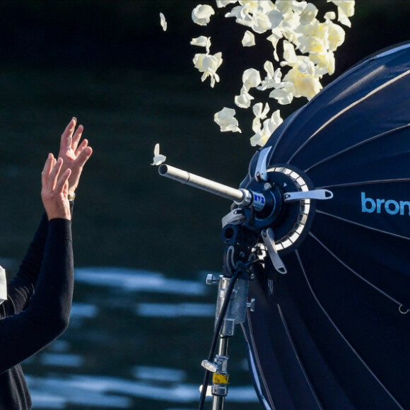 L'actrice américaine Julia Roberts sur le tournage d'une publicité pour Lancôme sur la péniche Cachemire sur la Seine à Paris, France, le 17 septembre 2021. 
